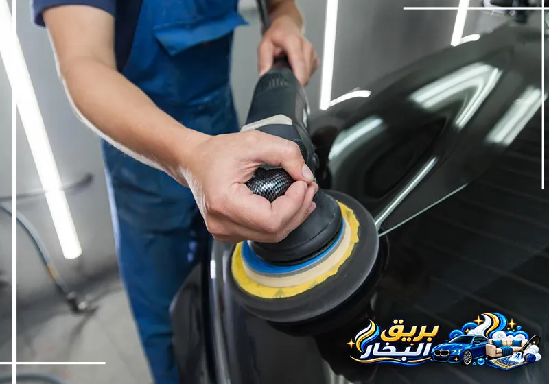تنظيف مقاعد وأرضيات السيارة بالمكنسة والفرشاة ضمن خدمة تلميع سيارات برأس تنورة بعناية واحترافية تامة